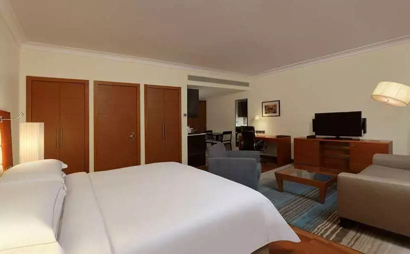 هتل Hilton Bangalore Embassy Golflinks