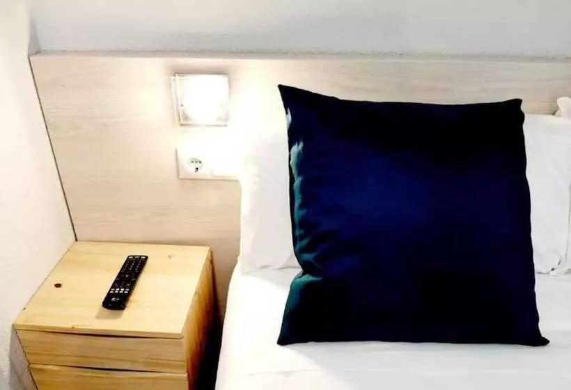 هتل Hostal Lucia By Gaiarooms