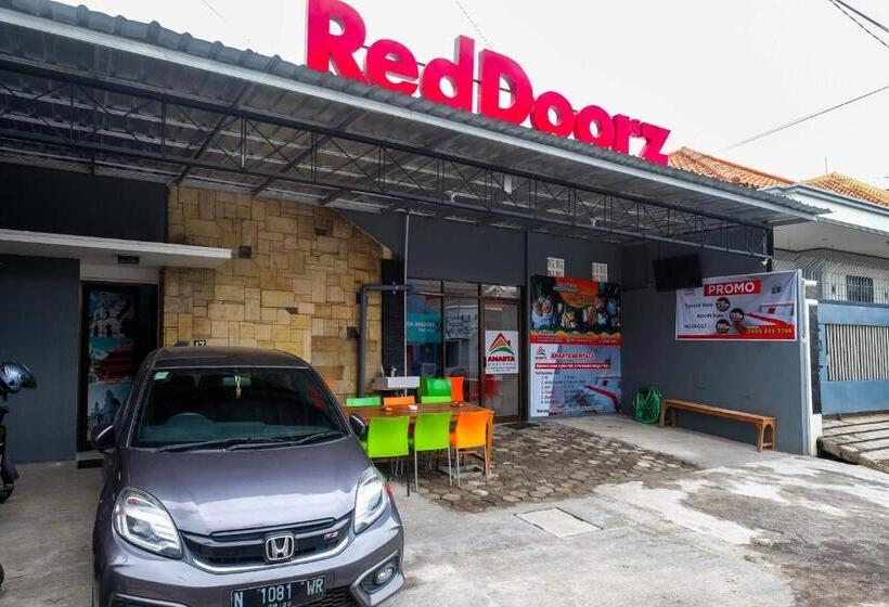 Hotell Reddoorz Hostel Near Lawang Sewu Semarang
