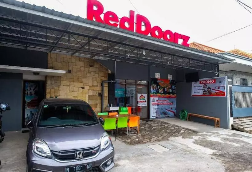 ホテル Reddoorz Hostel Near Lawang Sewu Semarang