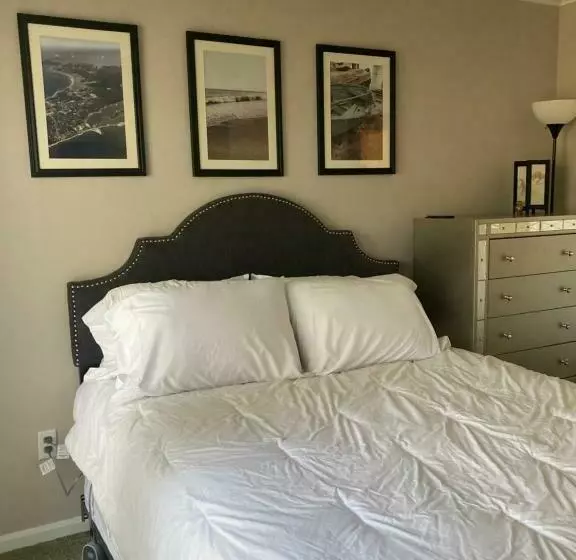 Lovely Condo On Golf Course With Country Club