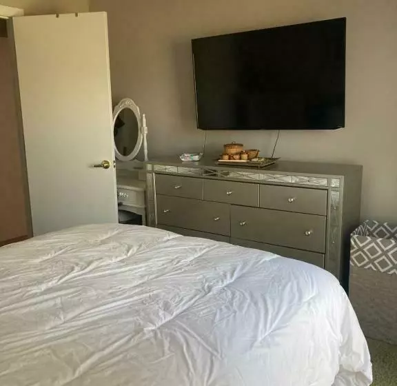 Lovely Condo On Golf Course With Country Club