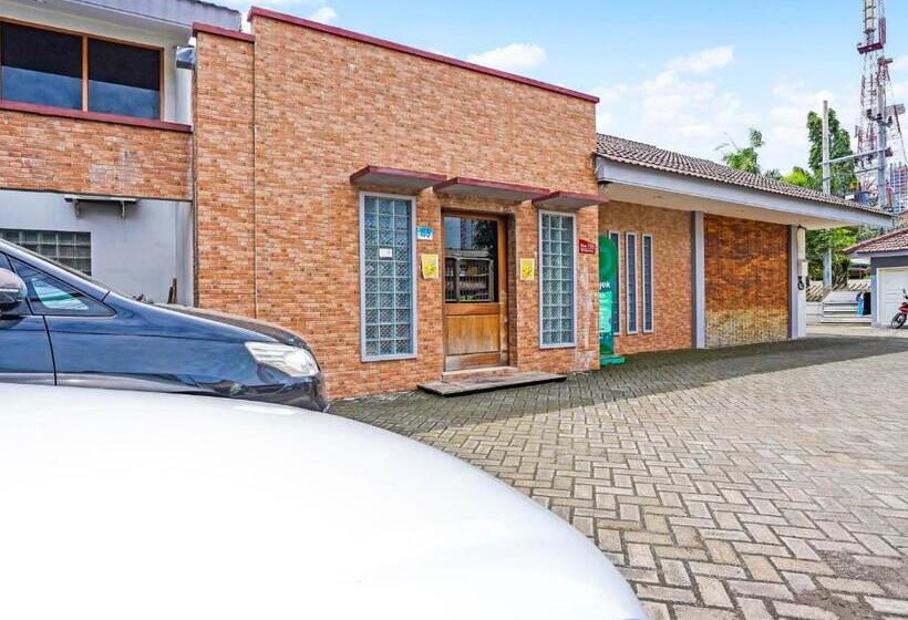 בית מלון כפרי Capital O 90888 Bintang Diponggo Residence