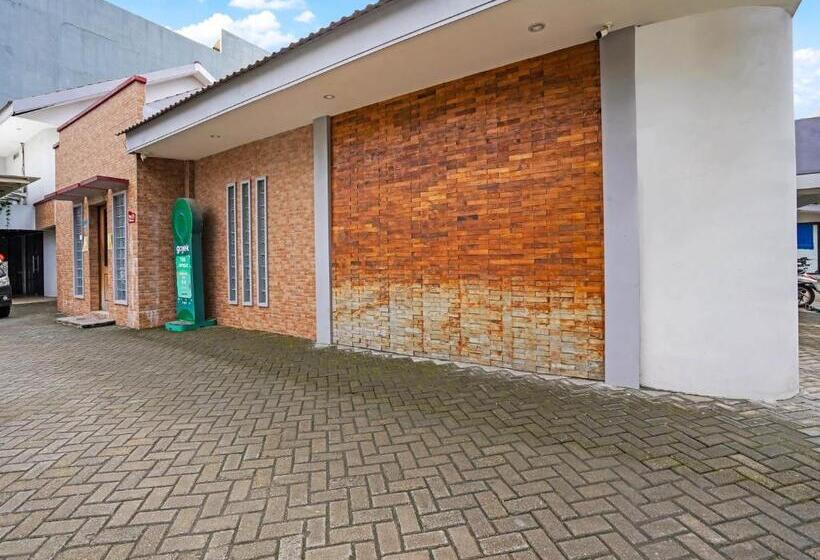 בית מלון כפרי Capital O 90888 Bintang Diponggo Residence