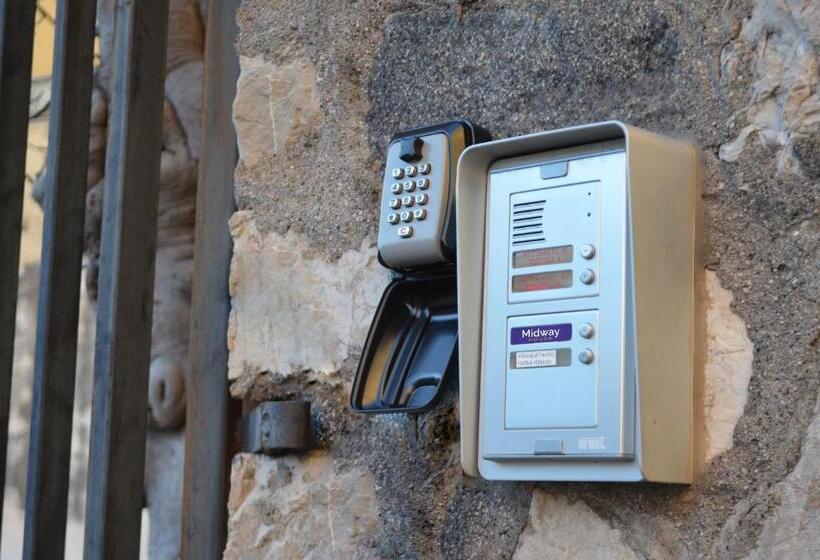 פנסיון Midway House Italy