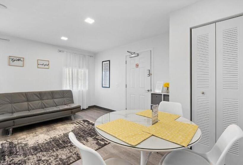 הוסטל Sunset Inn South Miami