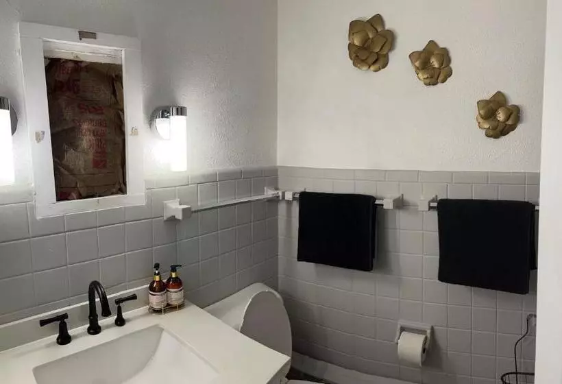 هتل Red Lotus Inn
