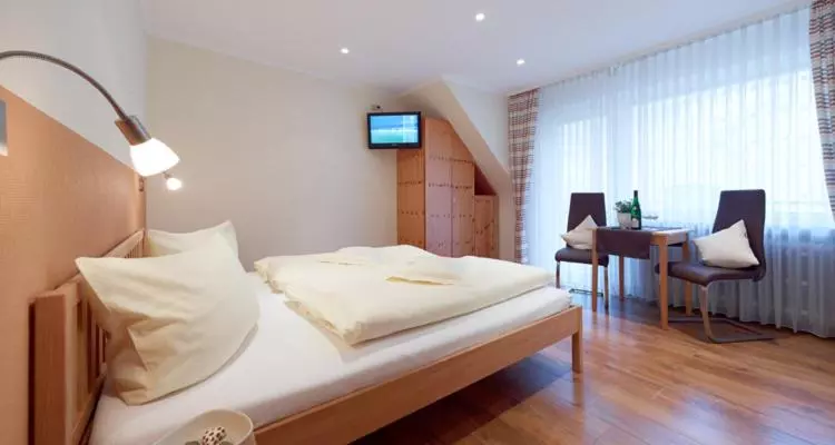 ベッドアンドブレックファースト Ferienhaus Zenz   Gästezimmer Im Winzerhaus