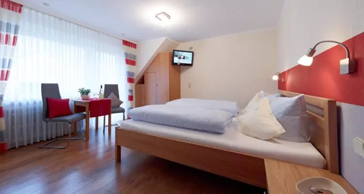 ベッドアンドブレックファースト Ferienhaus Zenz   Gästezimmer Im Winzerhaus