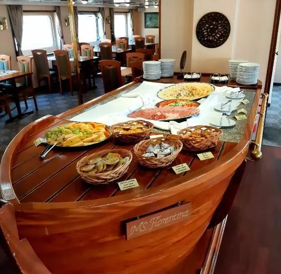 ホテル Florentina Boat