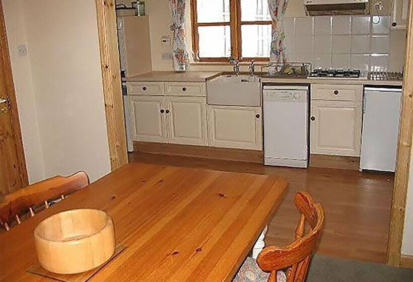 تختخواب و صبحانه Westacre Lodge Self Catering Chalet