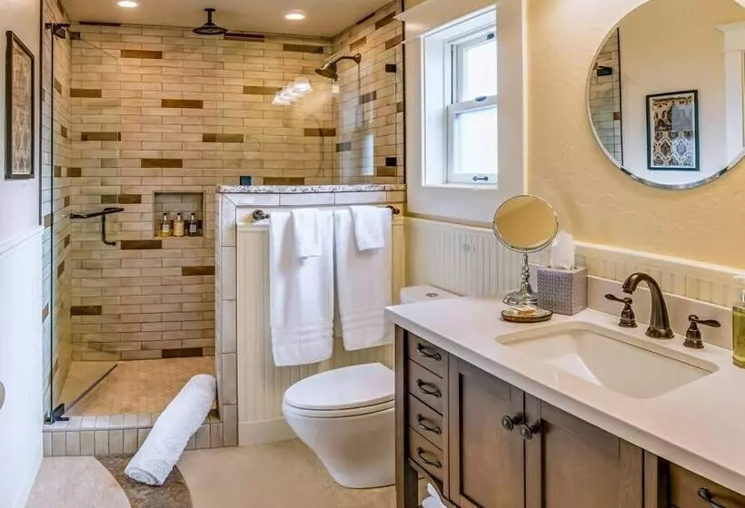 Redtail Suites~ Red  Mccall Suite~tesla Station