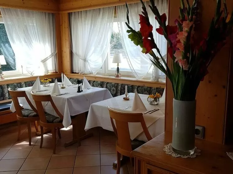 Hotelli Hôtel Restaurant Baumgartner