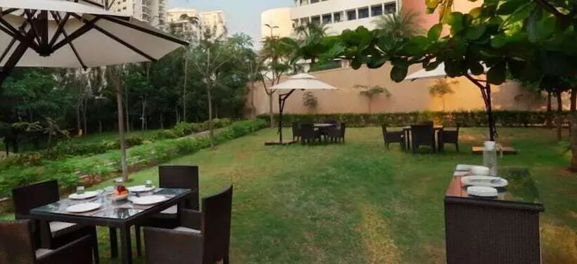 هتل Crest Executive Suites