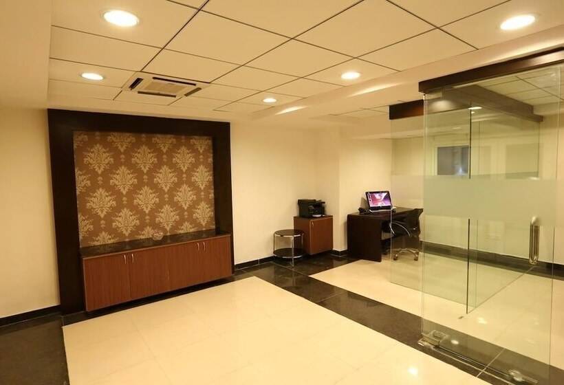 هتل Crest Executive Suites