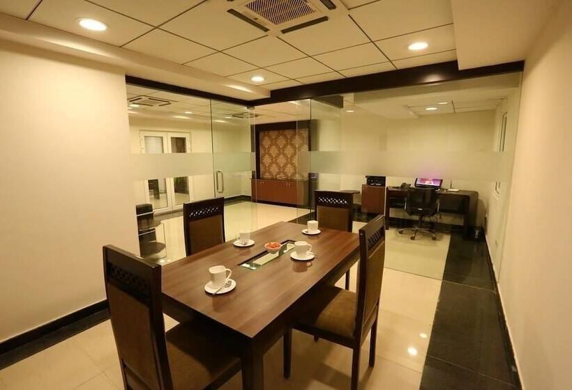 هتل Crest Executive Suites