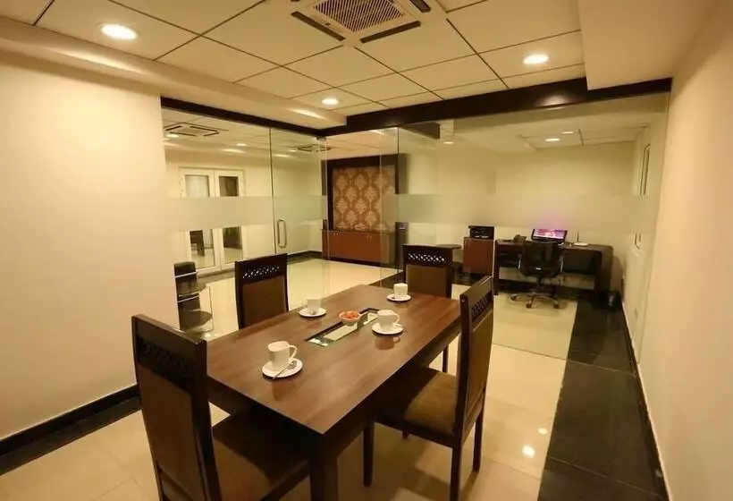 هتل Crest Executive Suites