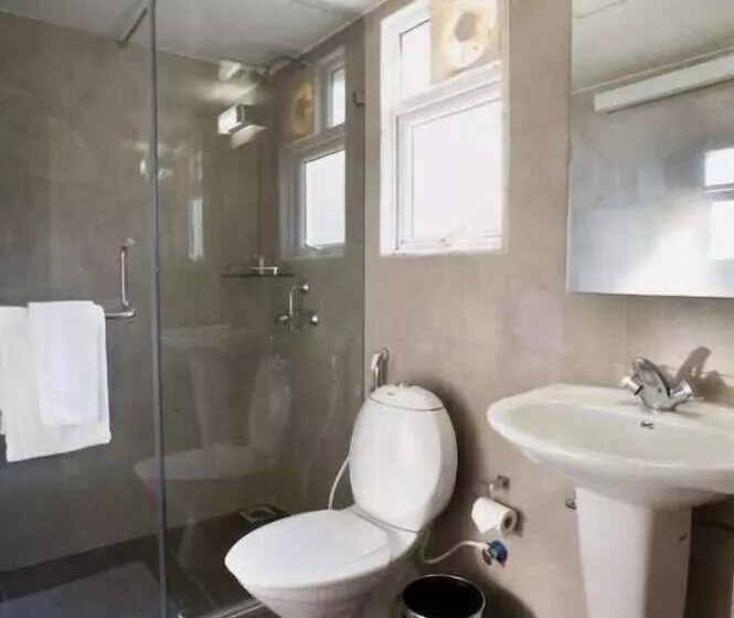 هتل Crest Executive Suites