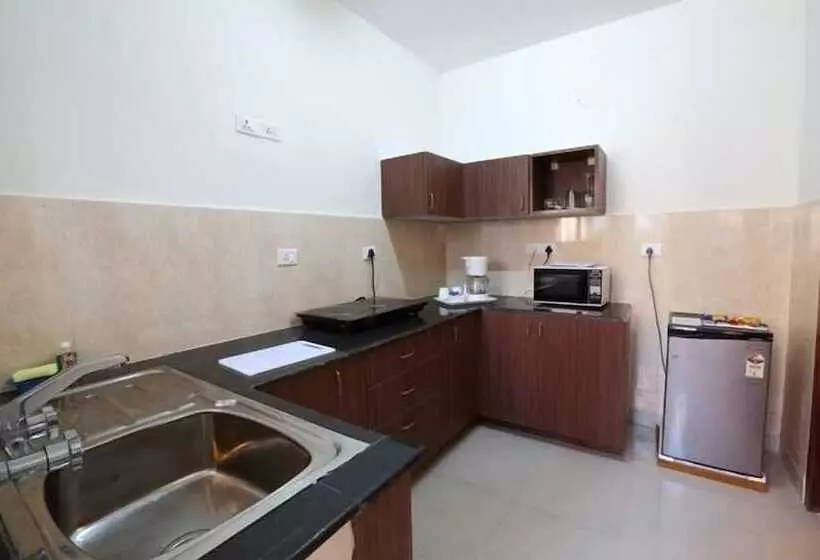 هتل Crest Executive Suites