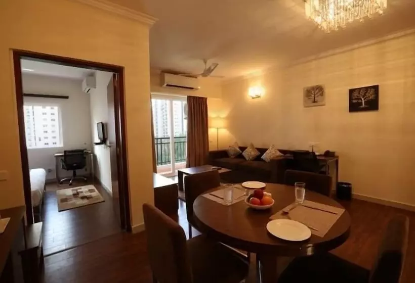 هتل Crest Executive Suites