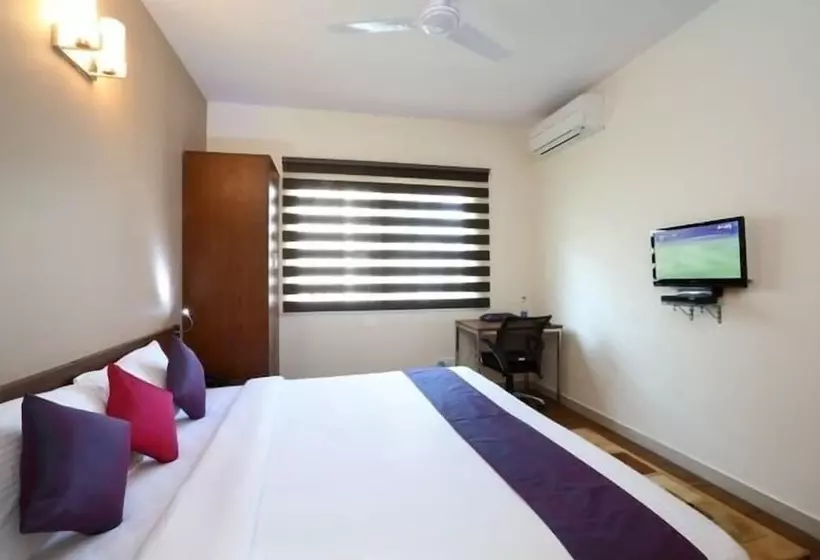 هتل Crest Executive Suites