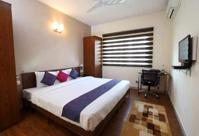 هتل Crest Executive Suites