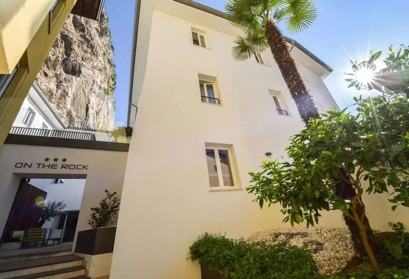هتل On The Rock
