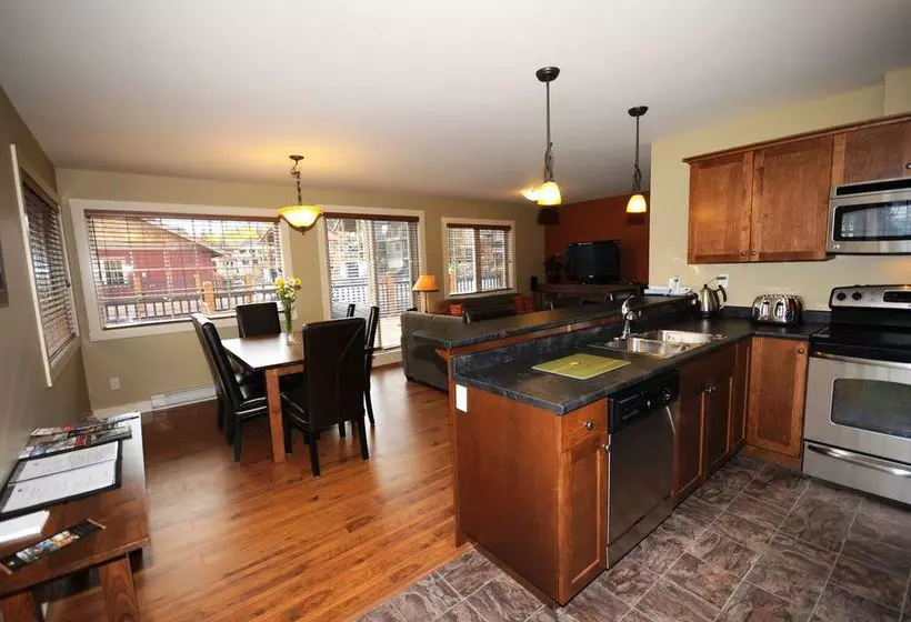 ホテル The Aspens At Kicking Horse