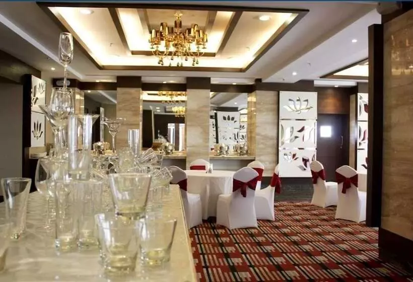 The Golden Palms Hotel & Spa Delhi