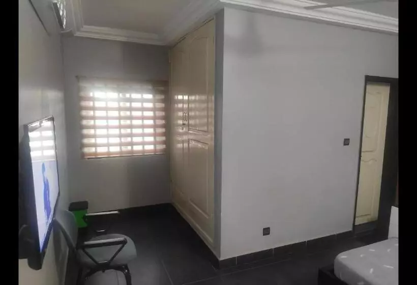 پانسیون Room In Guest Room   Royal Blue Guest House Bar