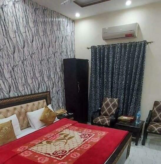 تختخواب و صبحانه Decent Lodge Hotel Garden Town