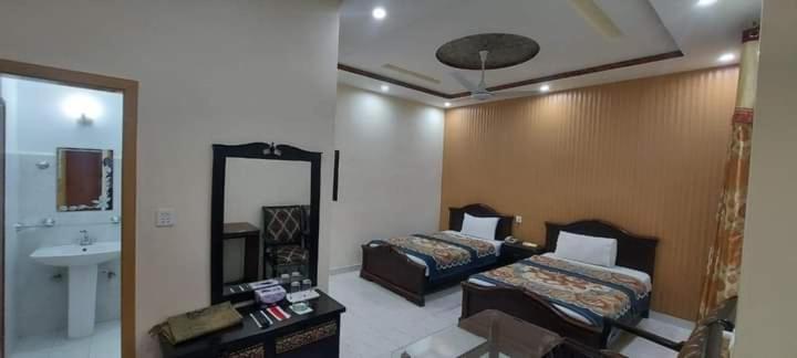 تختخواب و صبحانه Decent Lodge Hotel Garden Town