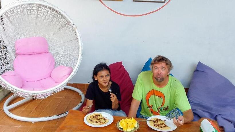 هاستل Js House View