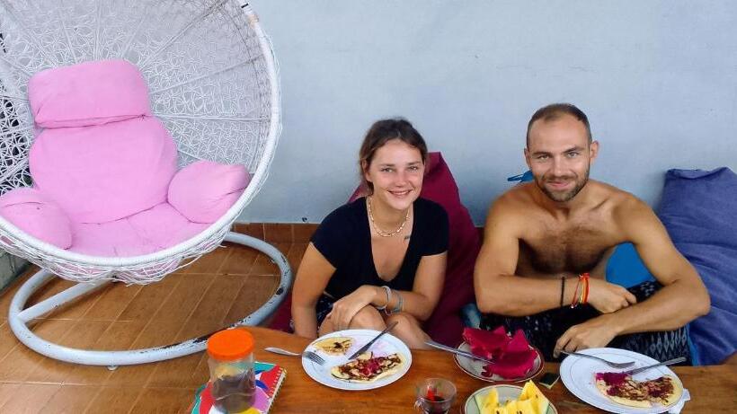 هاستل Js House View