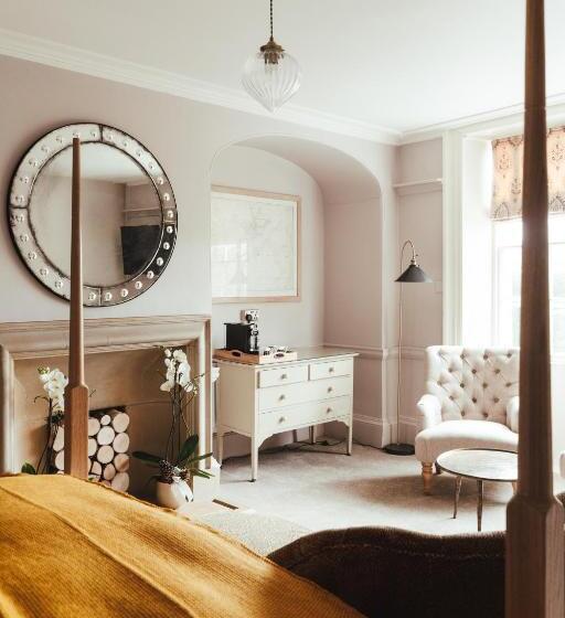 호텔 The Falcon Inn