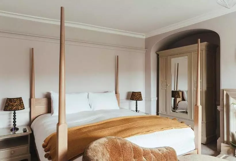 Hotelli The Falcon Inn