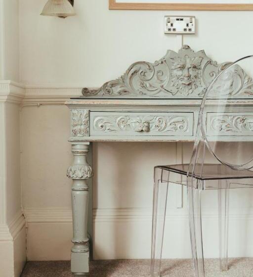 호텔 The Falcon Inn