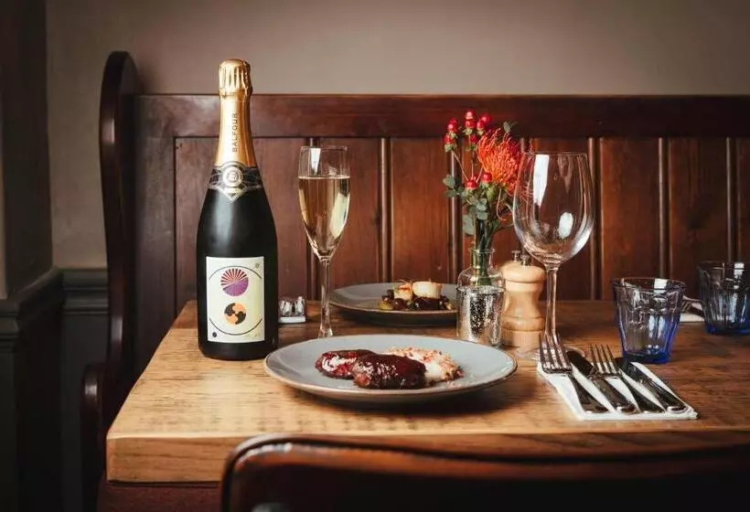 Hotelli The Falcon Inn