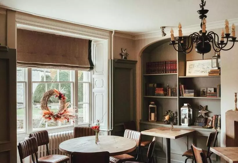 Hotelli The Falcon Inn