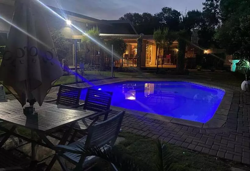 پانسیون Cottonwood Guesthouse Oasis