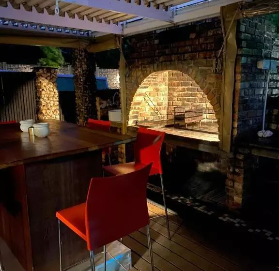 پانسیون Cottonwood Guesthouse Oasis