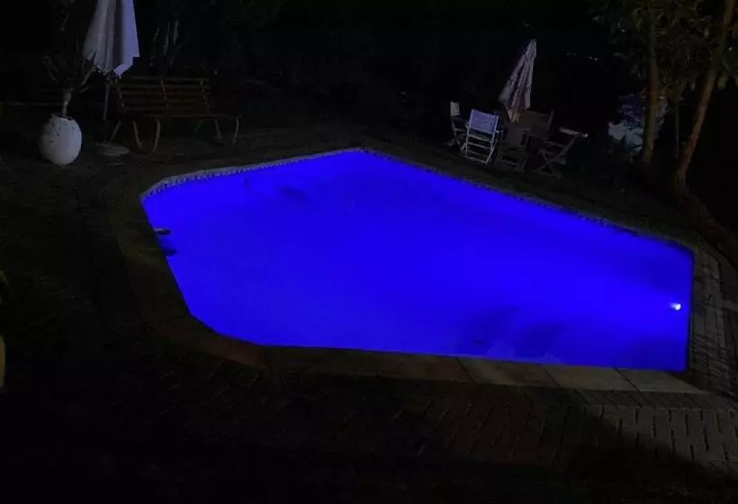 پانسیون Cottonwood Guesthouse Oasis