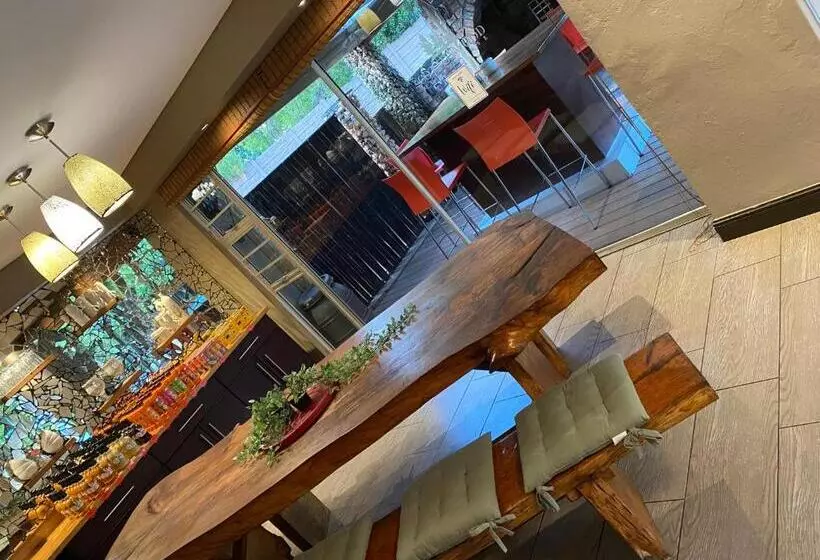 پانسیون Cottonwood Guesthouse Oasis