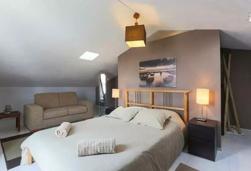 Majatalo Sandycamps Surf House