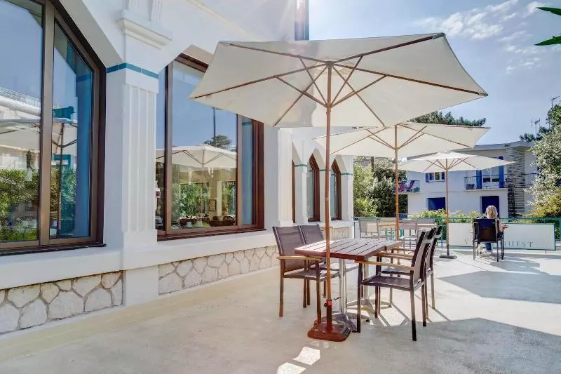 Отель The Originals Boutique La Villa Ouest & Spa