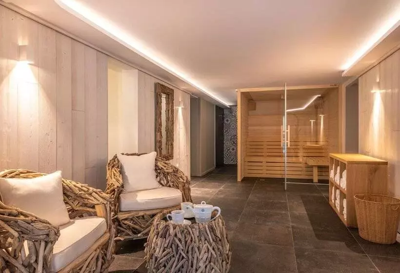 Отель The Originals Boutique La Villa Ouest & Spa