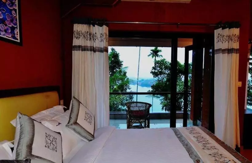 ペンション Room In Guest Room   Lakerose Wayanad Resort   Superior Lake View
