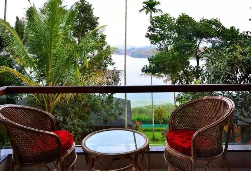 ペンション Room In Guest Room   Lakerose Wayanad Resort   Superior Lake View