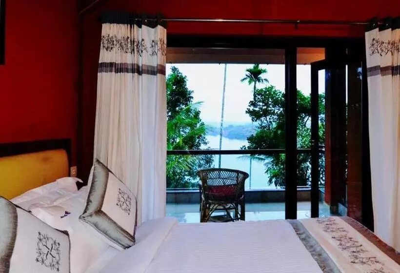 ペンション Room In Guest Room   Lakerose Wayanad Resort   Superior Lake View