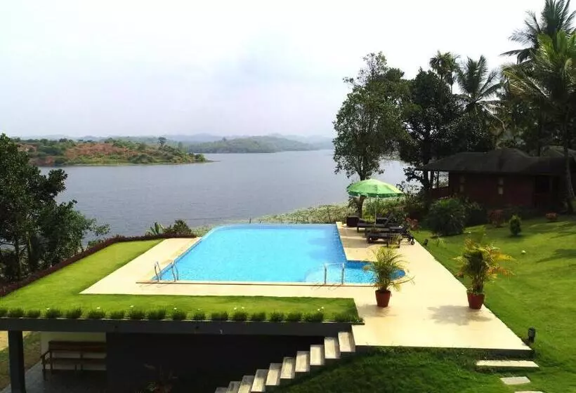 ペンション Room In Guest Room   Lakerose Wayanad Resort   Superior Lake View